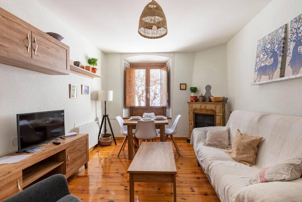 Espectacular Apartamento Reformado En Edificio Historico, Con Wifi Canfranc Exterior photo