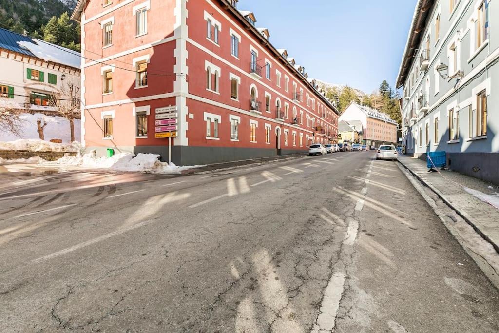 Espectacular Apartamento Reformado En Edificio Historico, Con Wifi Canfranc Exterior photo